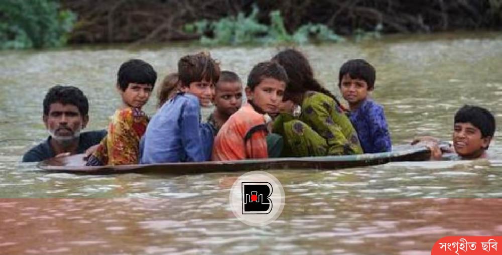 বন্যা-ভূমিধসে বিপর্যস্ত পাকিস্তান, প্রাণহানি ছাড়ালো ৩০০