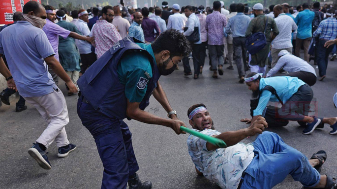 সারা দেশে প্রাথমিক শিক্ষকদের অনির্দিষ্টকালের কর্মবিরতি ঘোষণা, রাজধানীতে পুলিশের সঙ্গে সংঘর্ষ