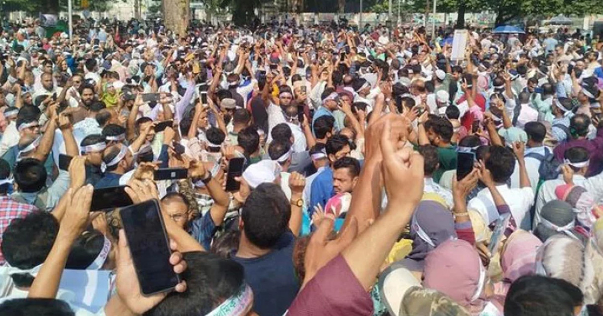 দশম গ্রেড বাস্তবায়নের দাবিতে দ্বিতীয় দিনের মতো শহীদ মিনারে প্রাথমিক শিক্ষকদের অবস্থান কর্মসূচি