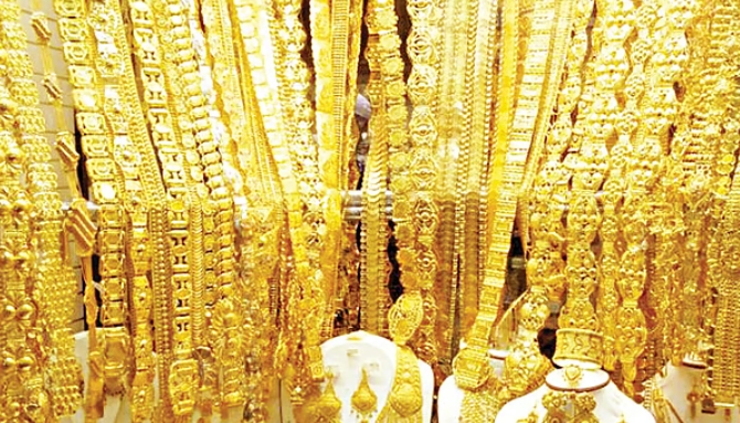 দেশের বাজারে সোনার দাম কমল ভরিতে ১২ হাজার ১৪ টাকা